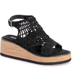 NEW MUK LUKS Flying High Crochet Wedge Heel Sandals. Size 10 in black.